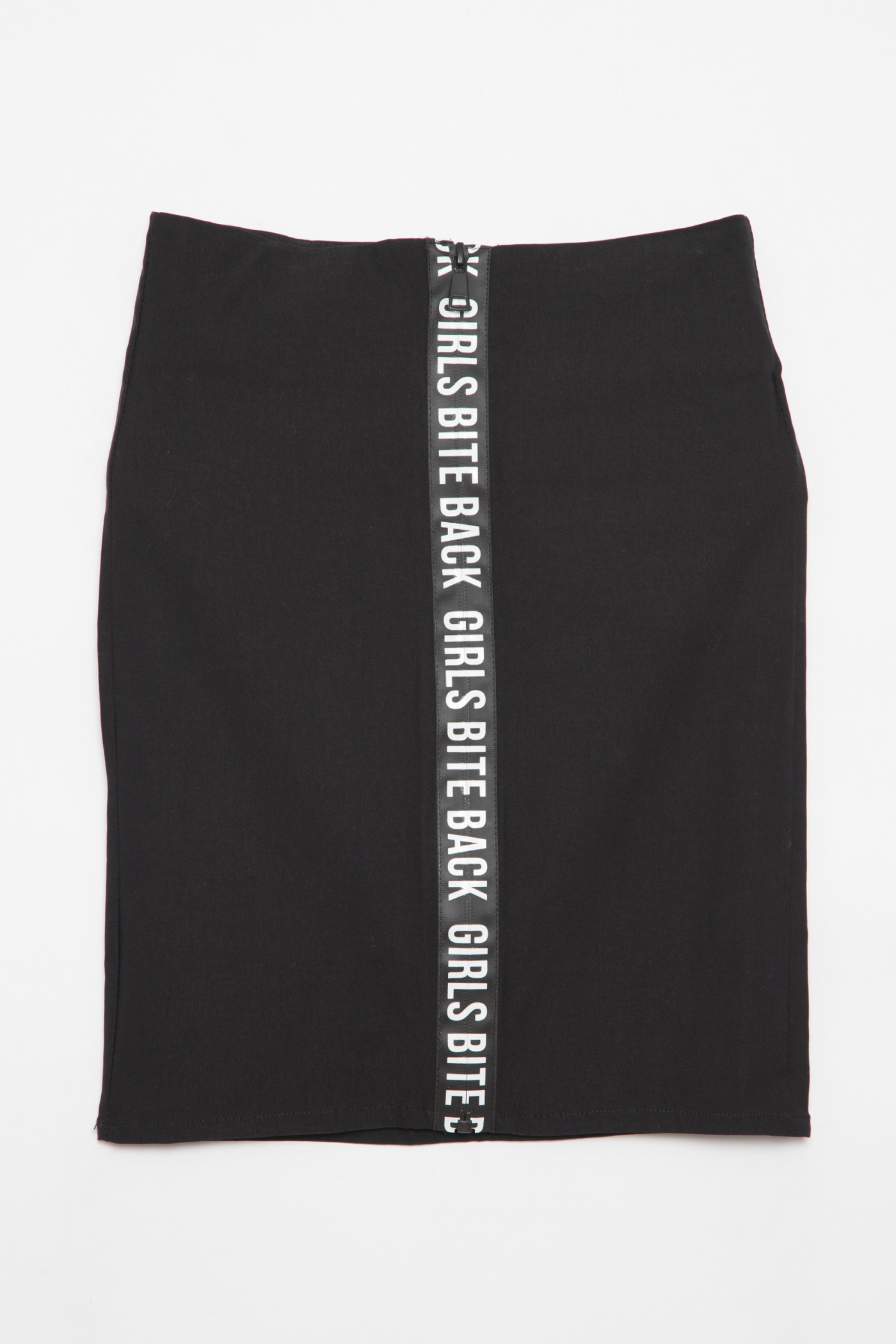 Czarna spódnica z taśmą w nadruki | Reporter.pl