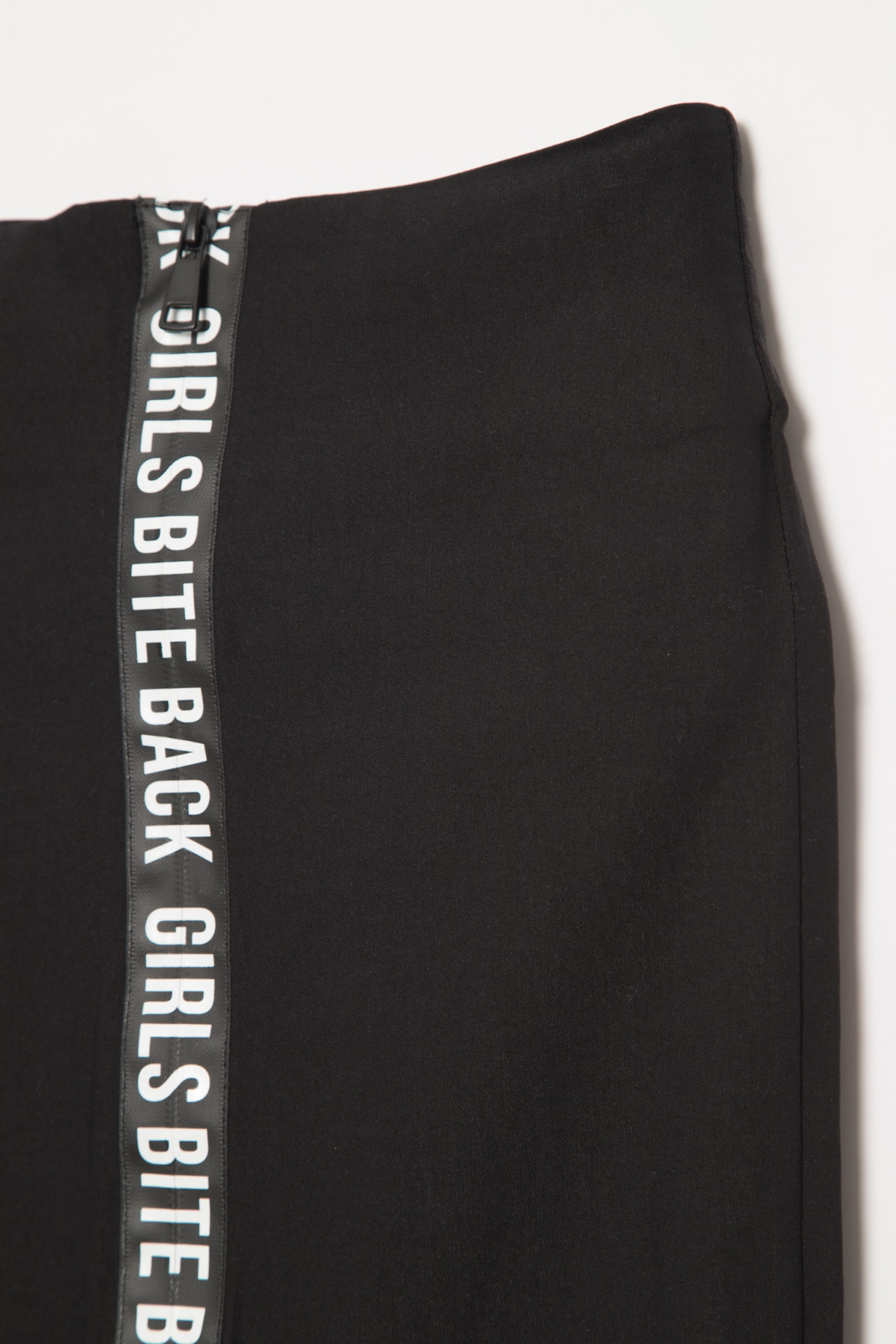 Czarna spódnica z taśmą w nadruki | Reporter.pl