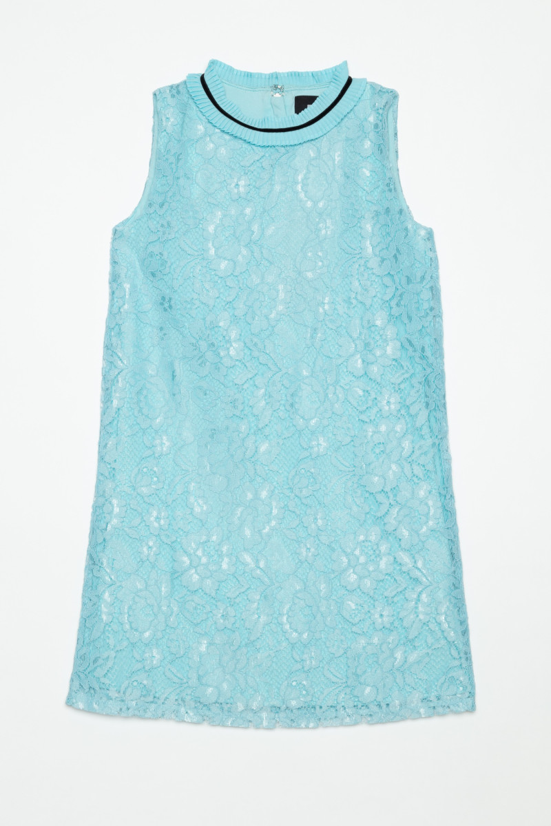Niebieska sukienka z koronki ze zdobieniem przy szyi
