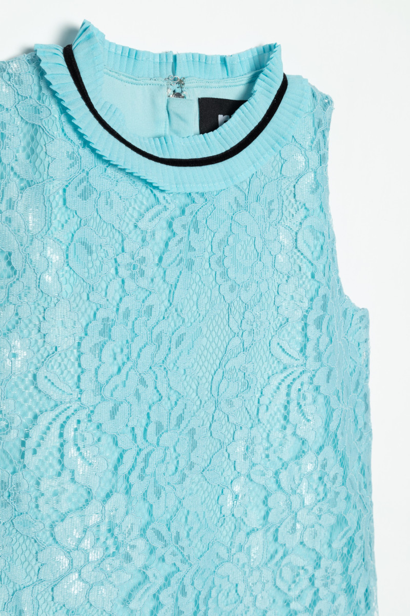 Niebieska sukienka z koronki ze zdobieniem przy szyi