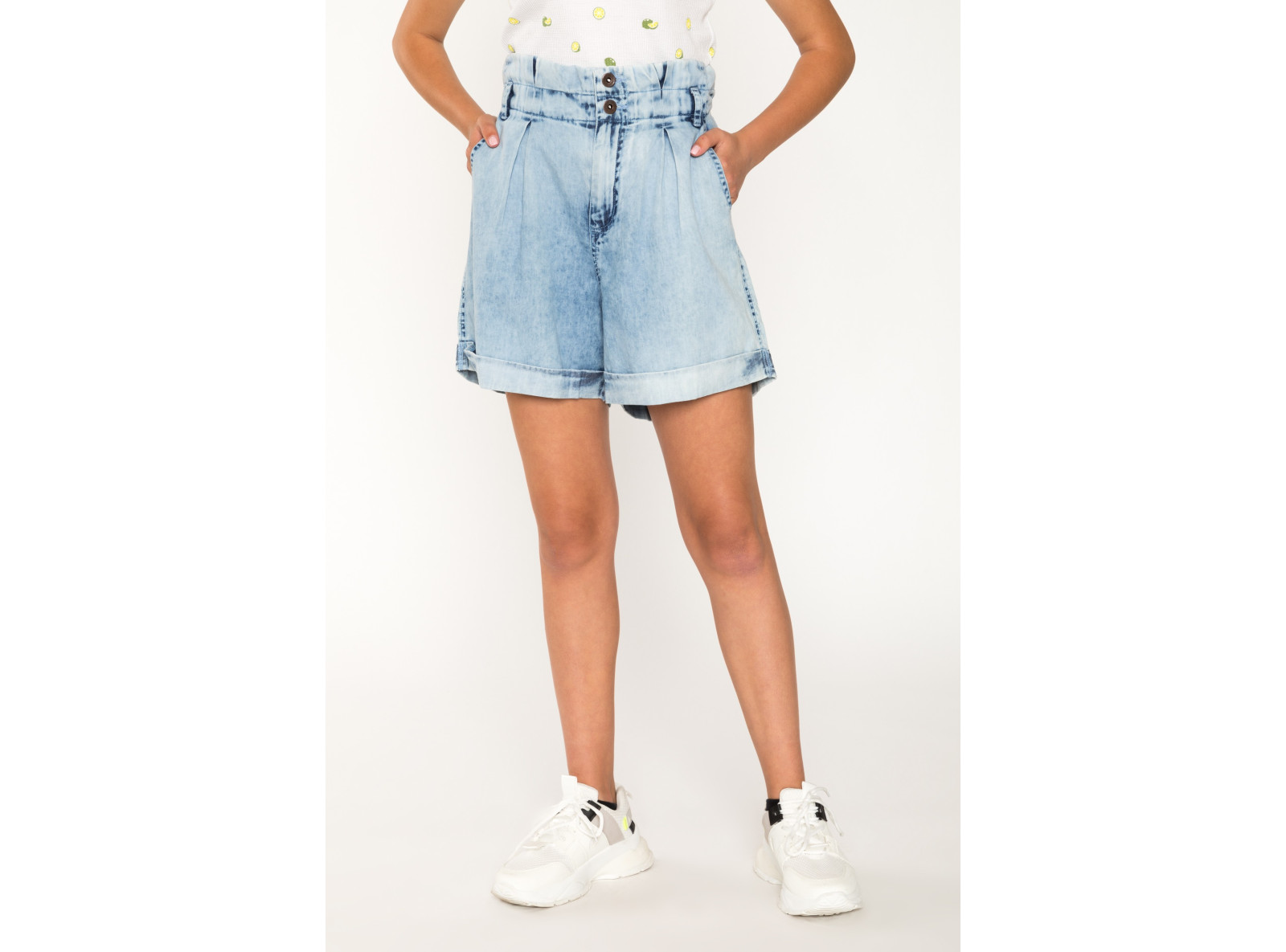 Jeansowe szorty dla dziewczyny z podwiniętymi nogawkami