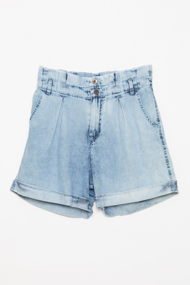 Jeansowe szorty dla dziewczyny z podwiniętymi nogawkami