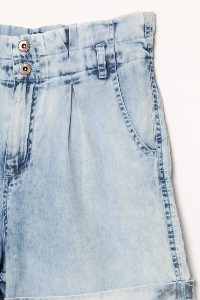 Jeansowe szorty dla dziewczyny z podwiniętymi nogawkami