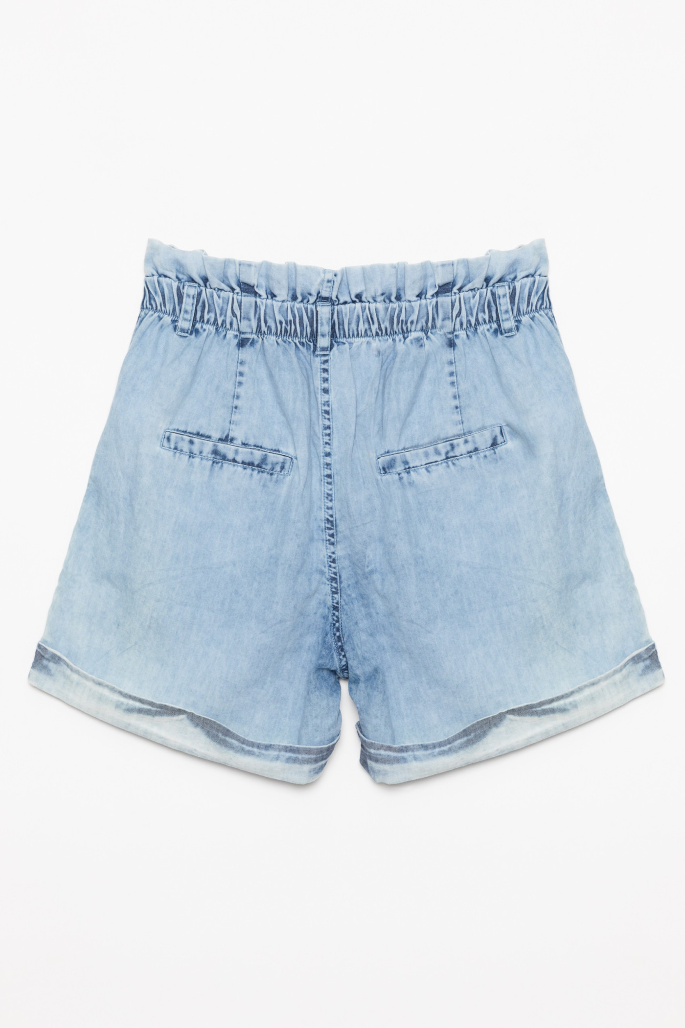 Jeansowe szorty dla dziewczyny z podwiniętymi nogawkami