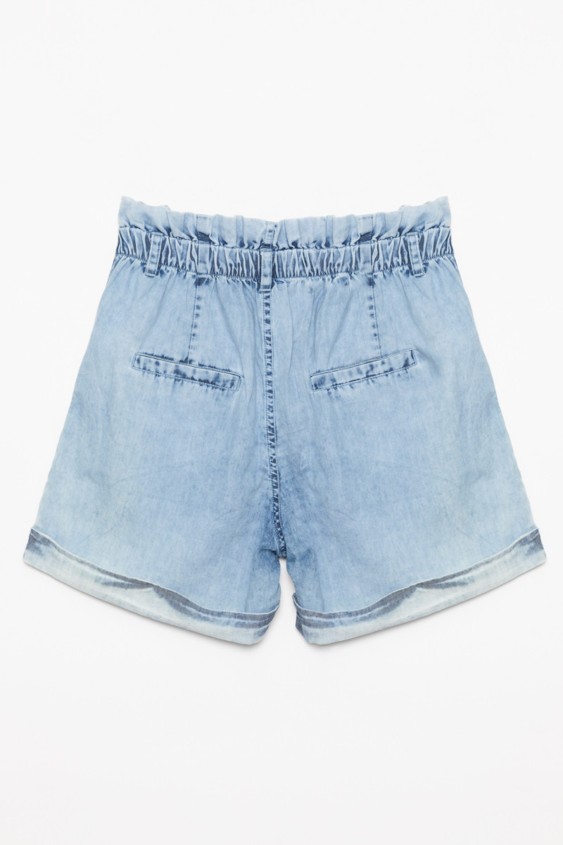 Jeansowe szorty dla dziewczyny z podwiniętymi nogawkami