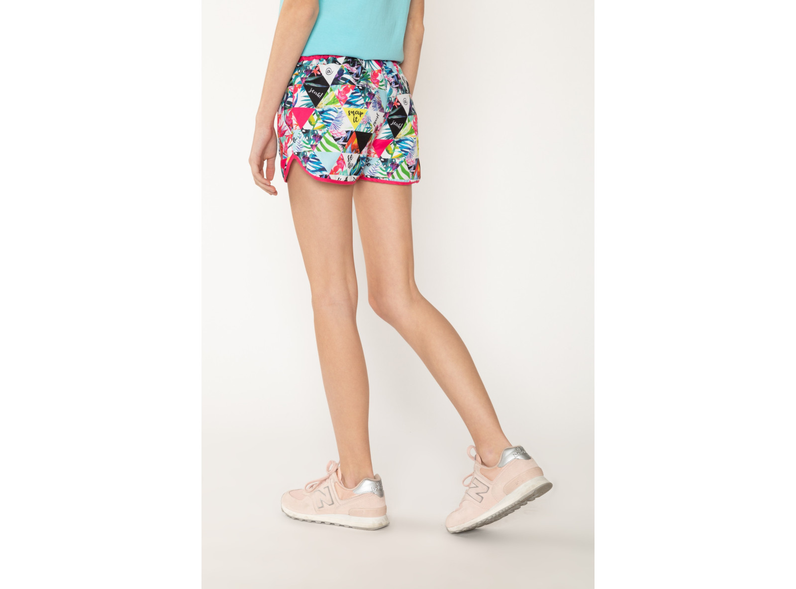 Kolorowe krótkie szorty dla dziewczyny