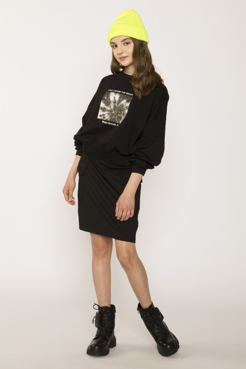 Czarna spódnica dla dziewczyny z klapami na kieszeniach