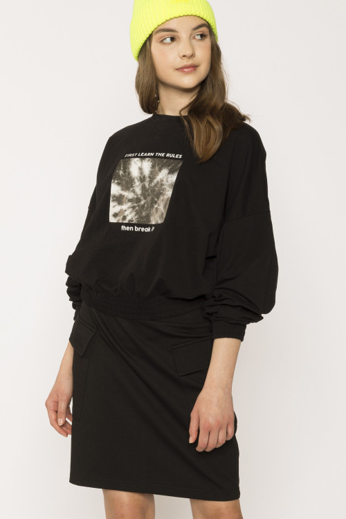 Czarna spódnica dla dziewczyny z klapami na kieszeniach