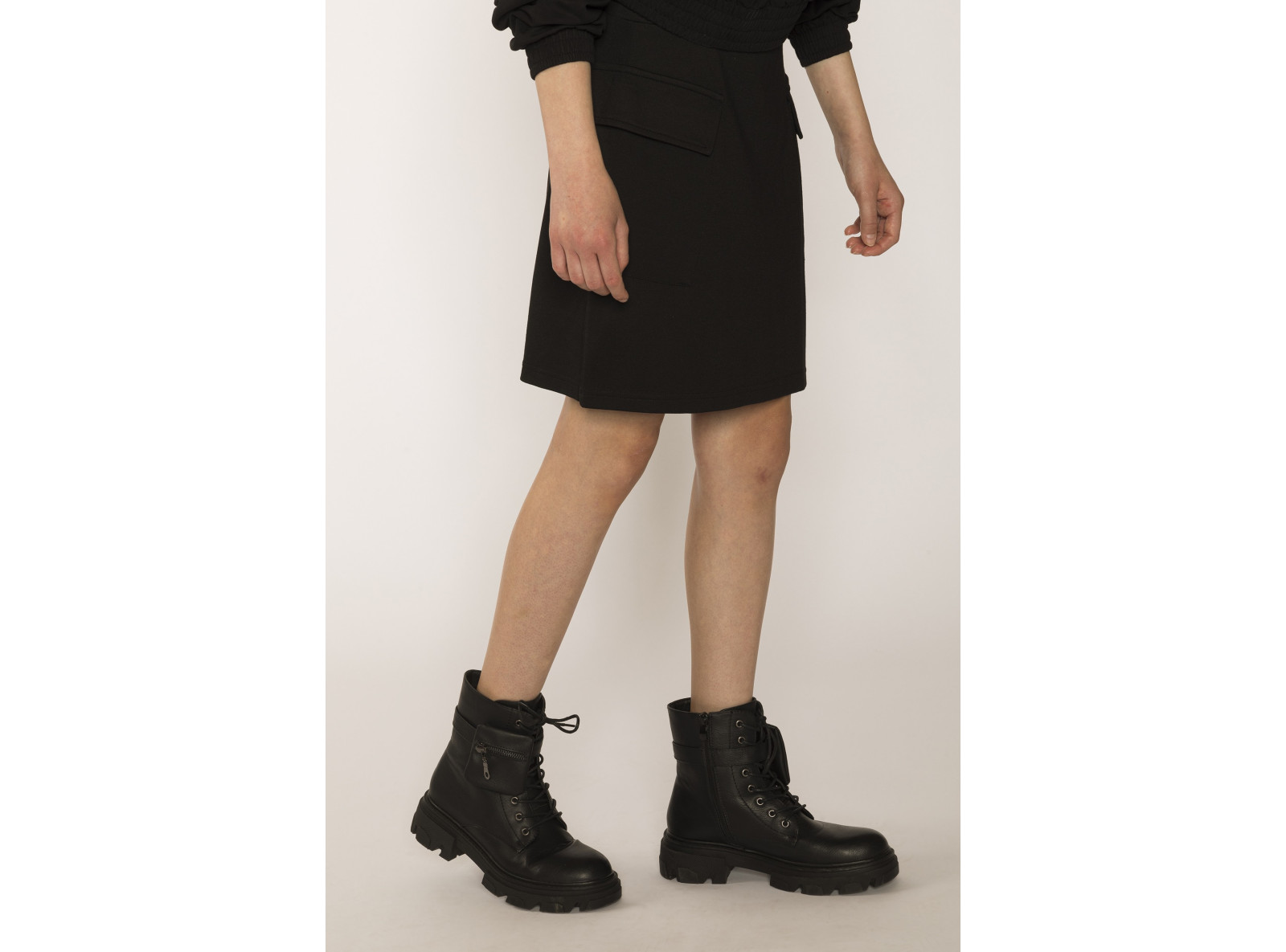 Czarna spódnica dla dziewczyny z klapami na kieszeniach