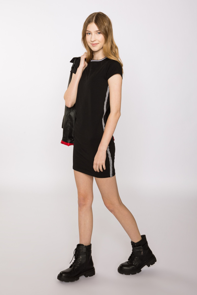 Czarna sukienka z krótkim rękawem i lampasami dla dziewczyny