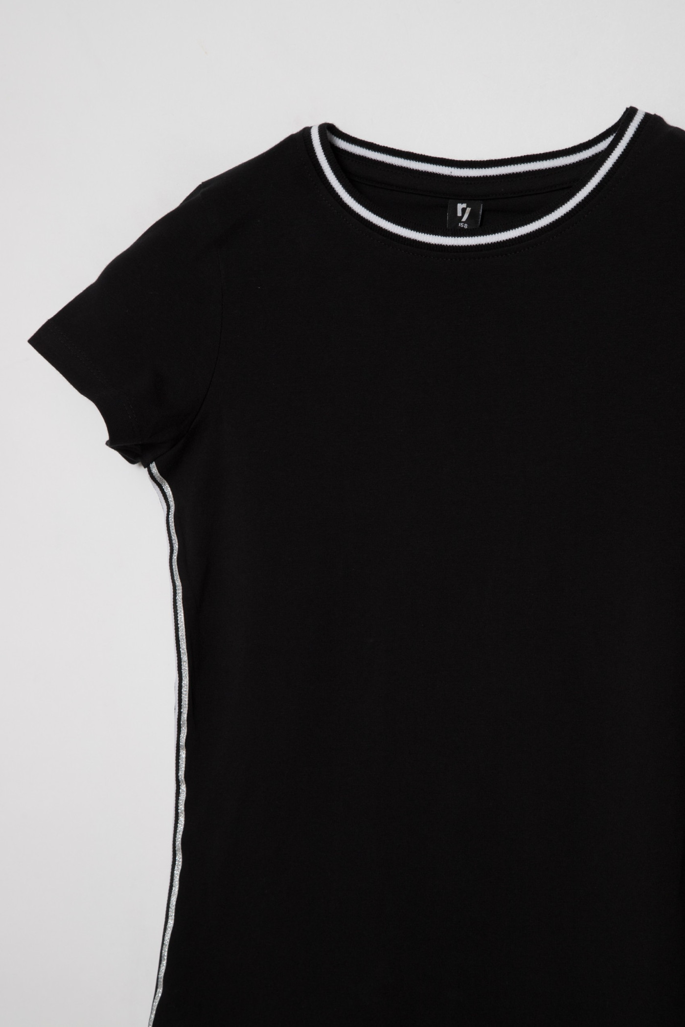 Czarna sukienka z krótkim rękawem i lampasami dla dziewczyny