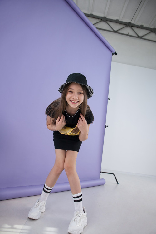 Czarna sukienka z krótkim rękawem i lampasami dla dziewczyny