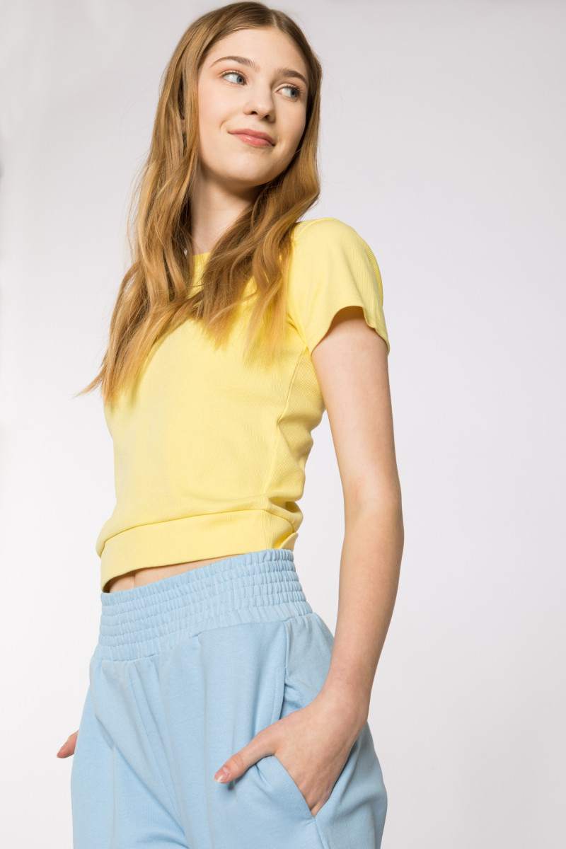 Żółty t-shirt dla dziewczyny ze ściągaczem u dołu
