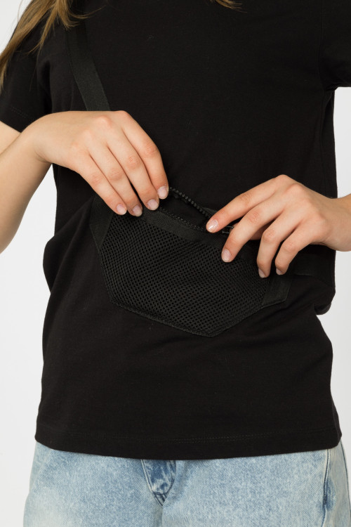 Czarny t-shirt dla dziewczyny z  naszytą kieszonką