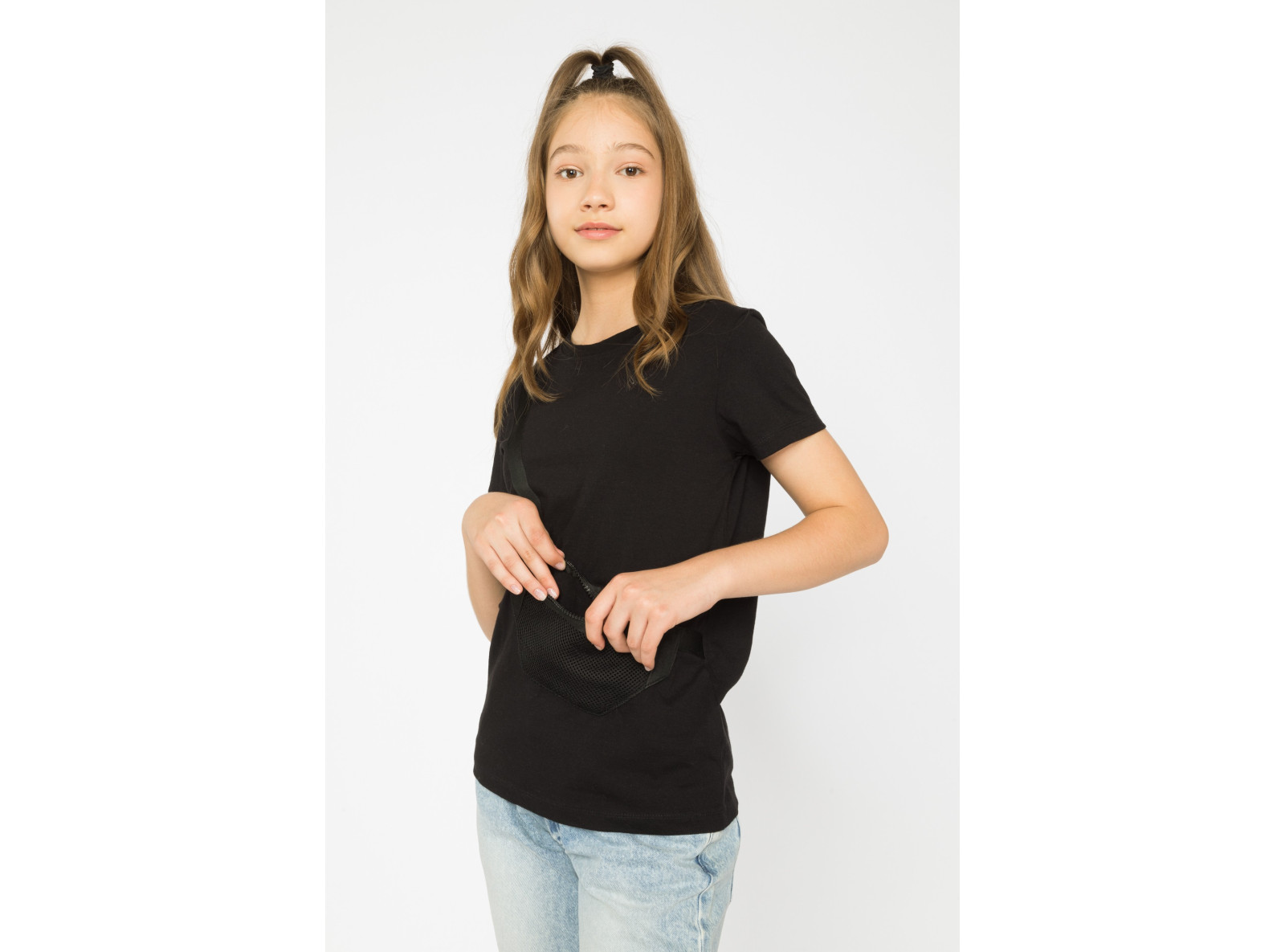 Czarny t-shirt dla dziewczyny z  naszytą kieszonką