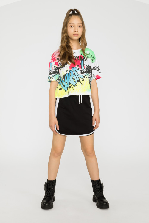 Czarna krótka spódnica z białymi lampasami po bokach.