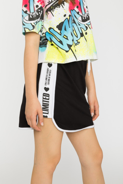 Czarna krótka spódnica z białymi lampasami po bokach.