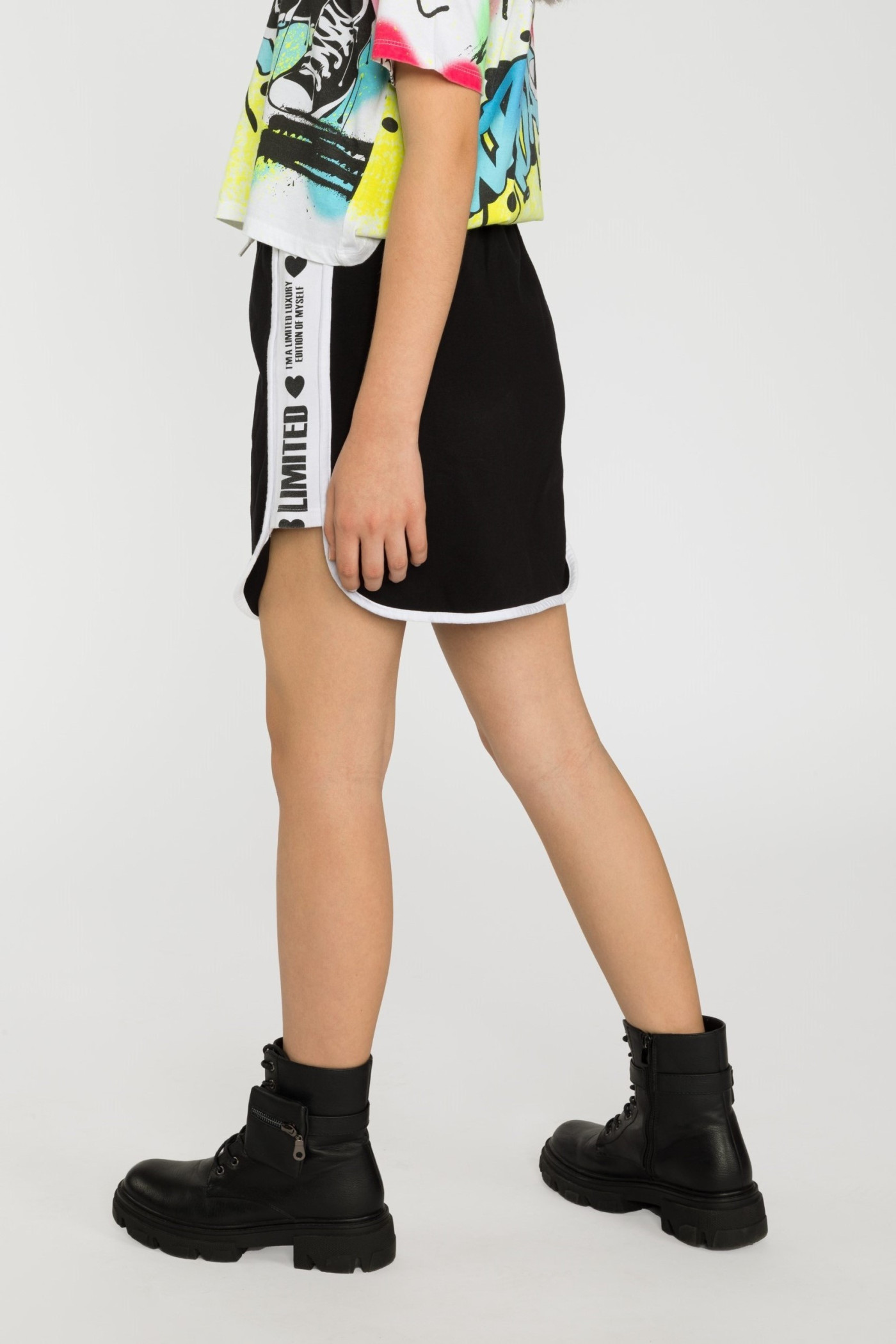 Czarna krótka spódnica z białymi lampasami po bokach.