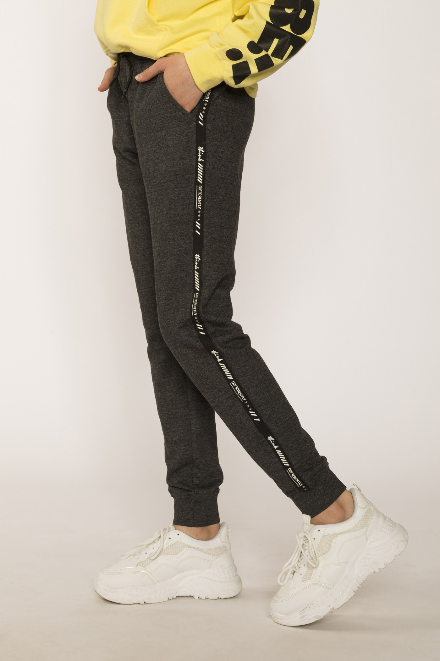 Szare spodnie dresowe z lampasami dla dziewczyny