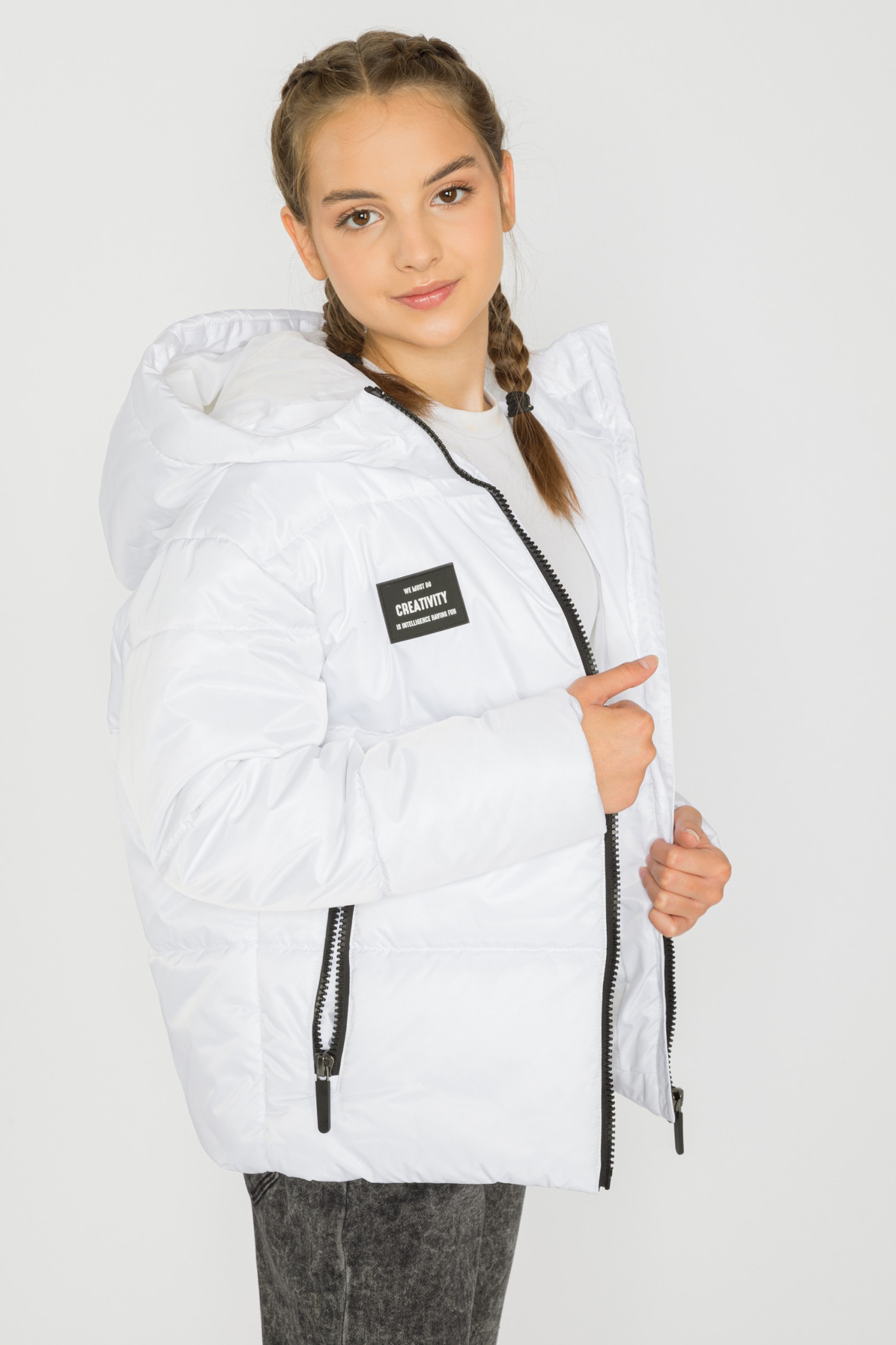 Biała kurtka dla dziewczyny z kontrastowymi zamkami