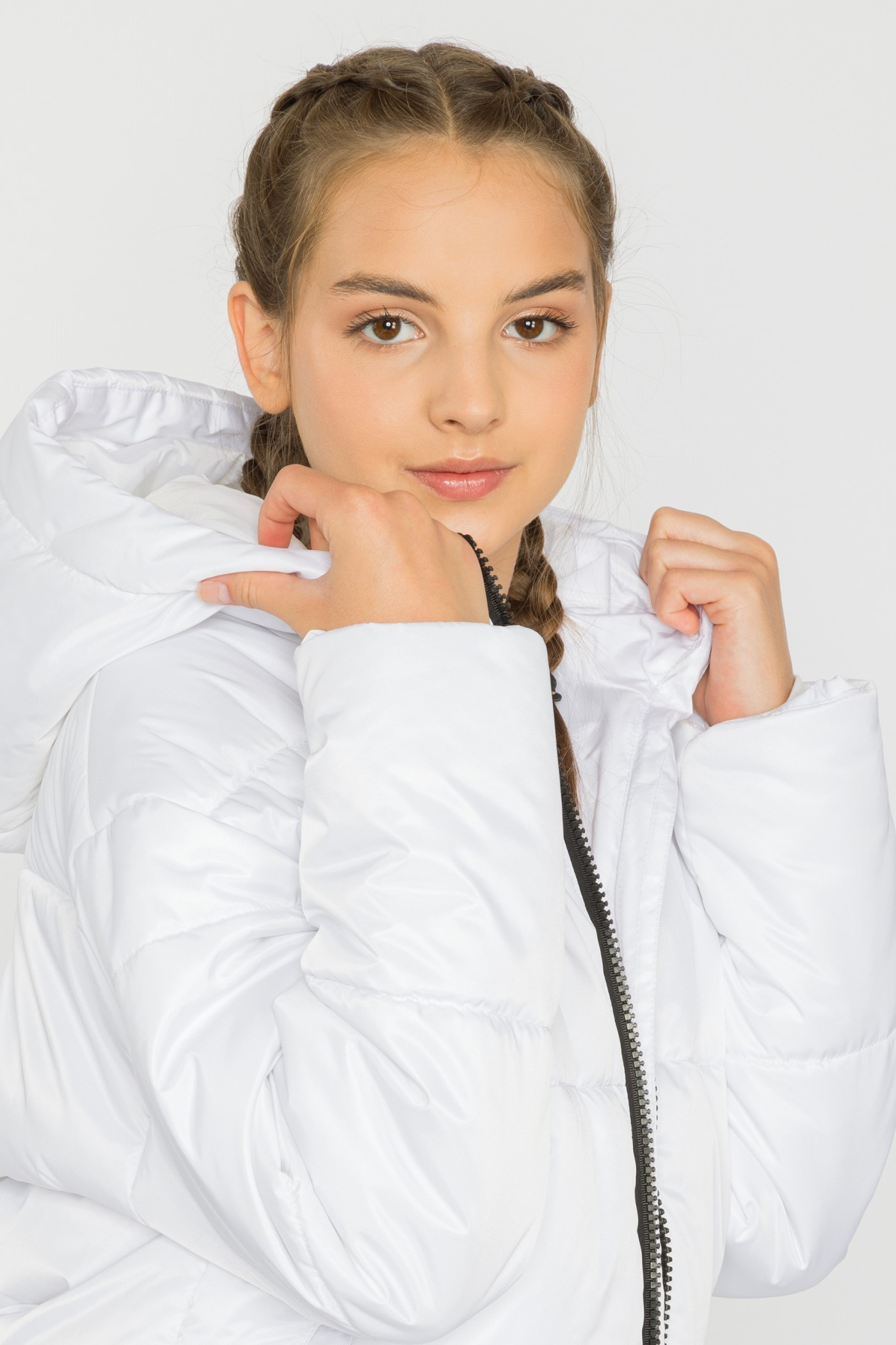 Biała kurtka dla dziewczyny z kontrastowymi zamkami