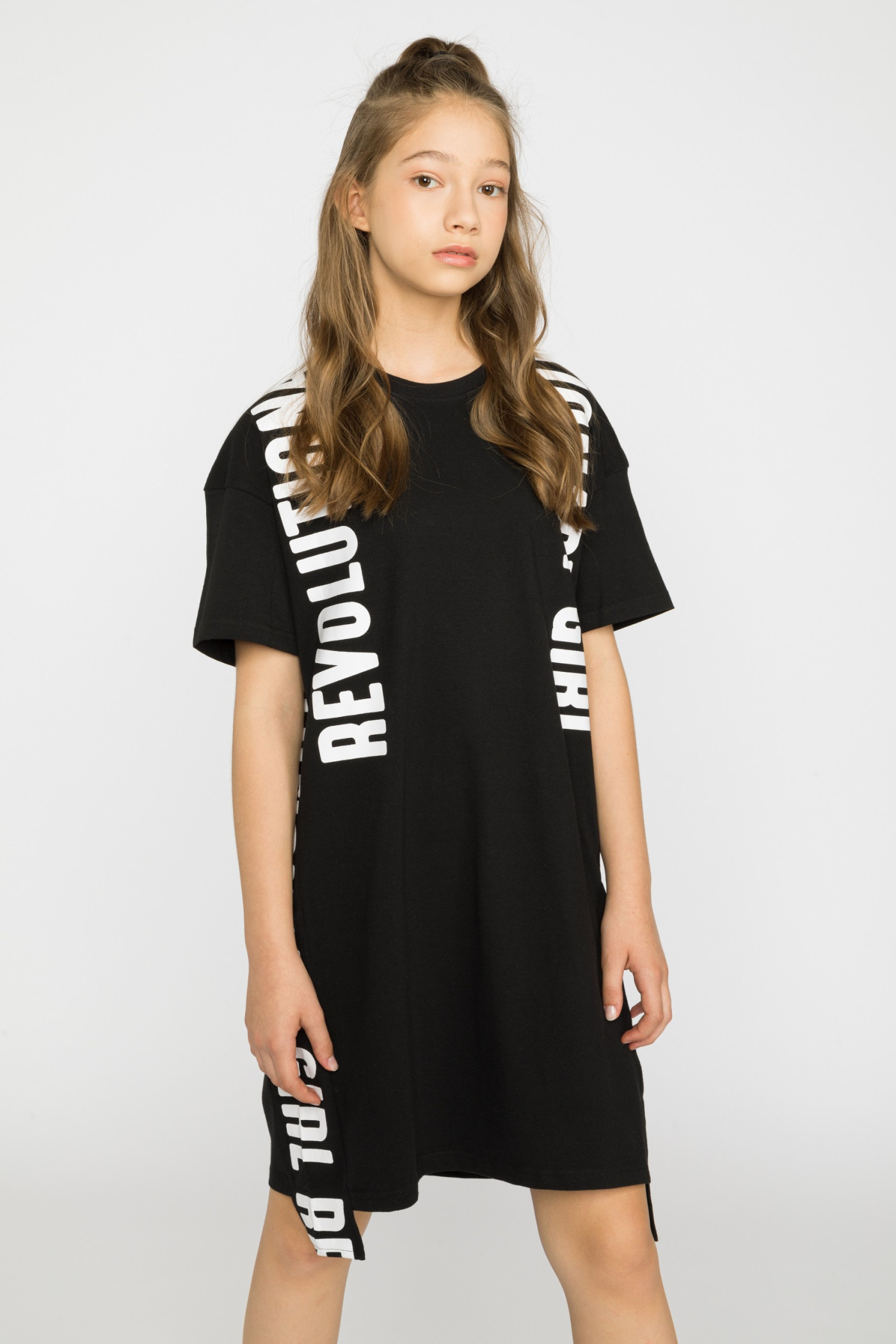 Czarna t-shirtowa sukienka dla dziewczyny z lampasami