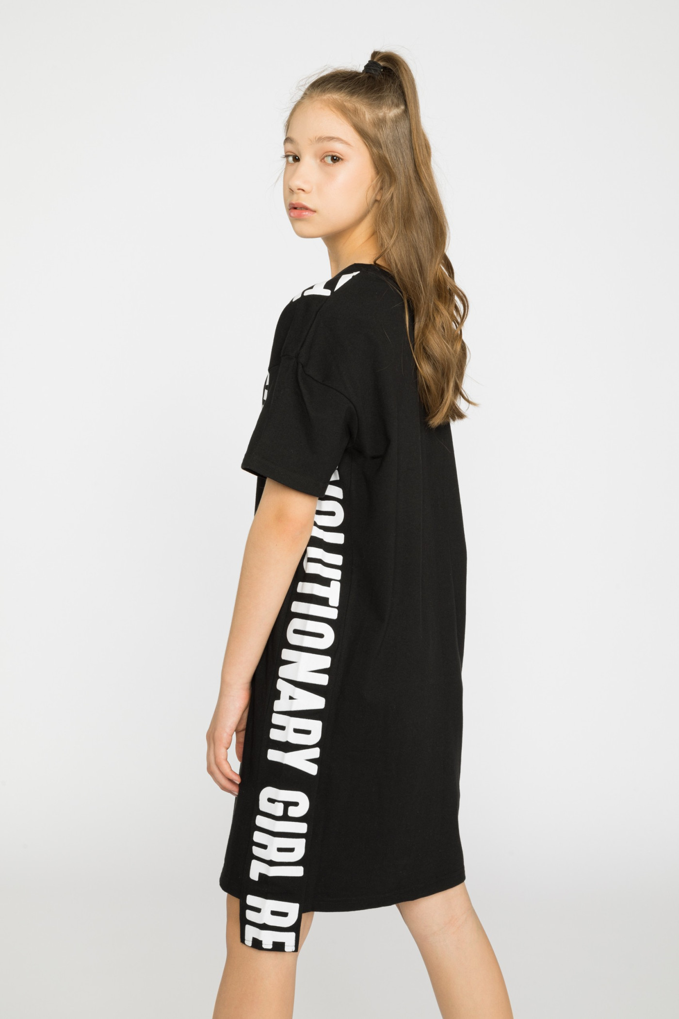 Czarna t-shirtowa sukienka dla dziewczyny z lampasami