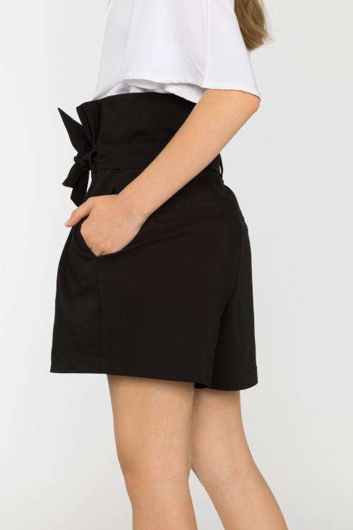 Czarne szorty dla dziewczyny z paskiem i kieszeniami