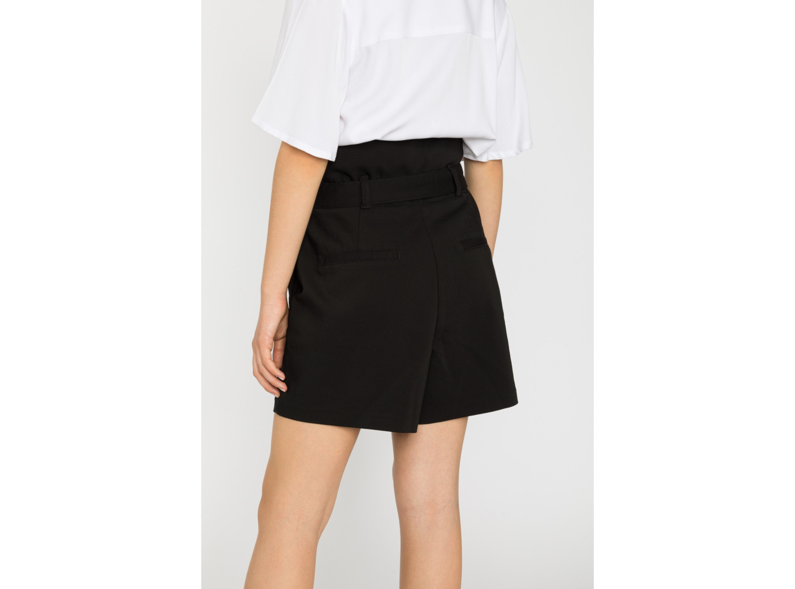 Czarne szorty dla dziewczyny z paskiem i kieszeniami