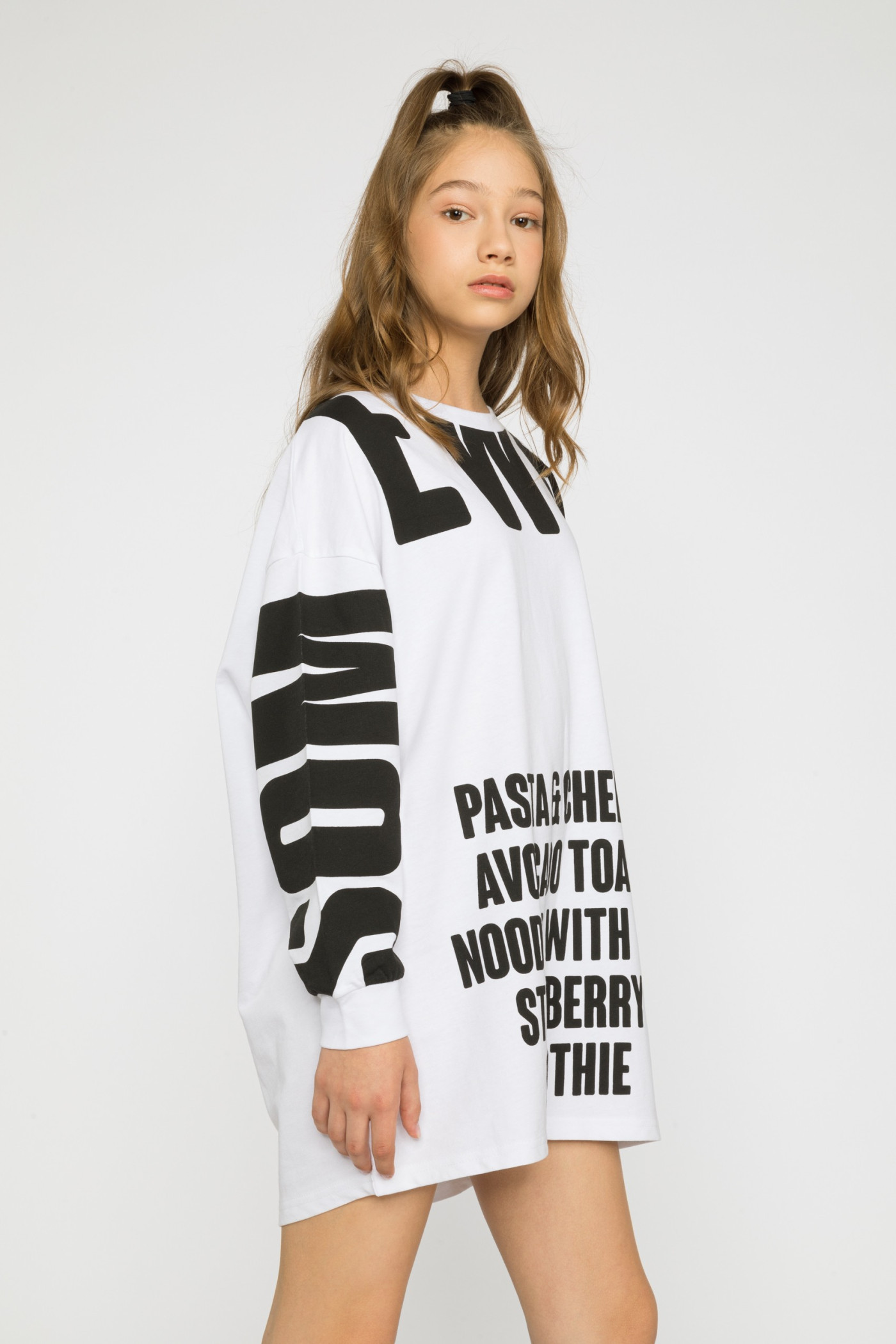 Biała t-shirtowa sukienka z napisami dla dziewczyny FOOD