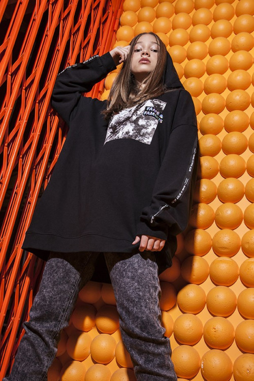 Czarna oversize'owa bluza dla dziewczyny