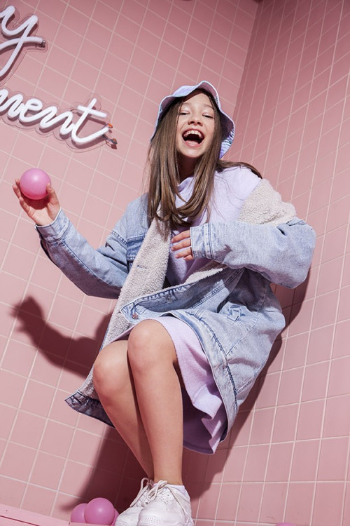 Niebieska jeansowa kurtka przejściowa z barankiem