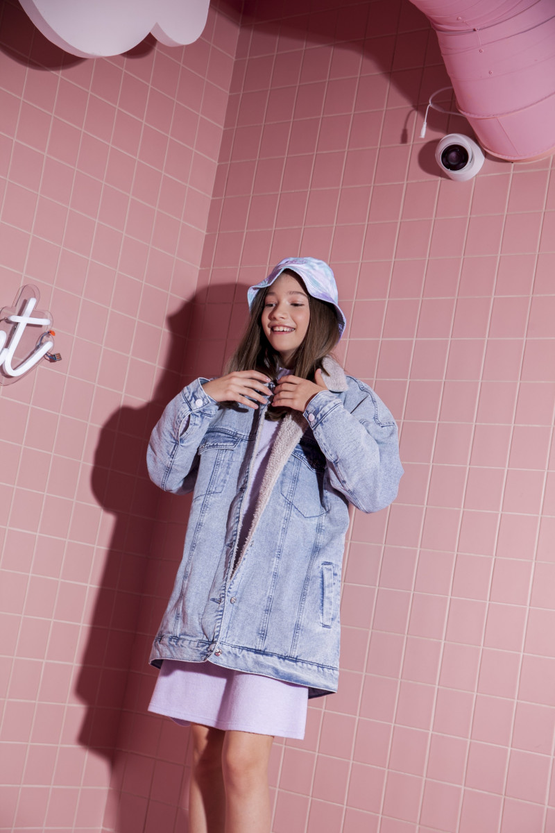 Niebieska jeansowa kurtka przejściowa z barankiem