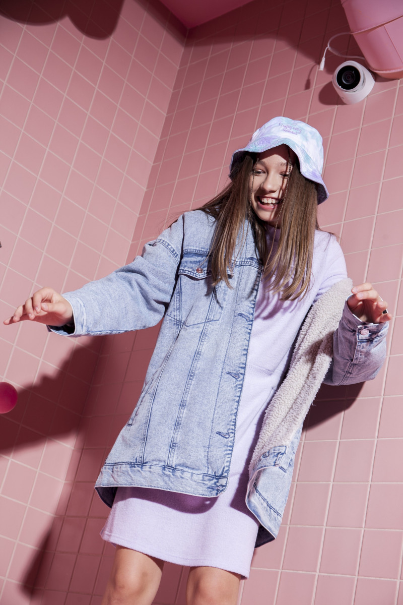 Niebieska jeansowa kurtka przejściowa z barankiem