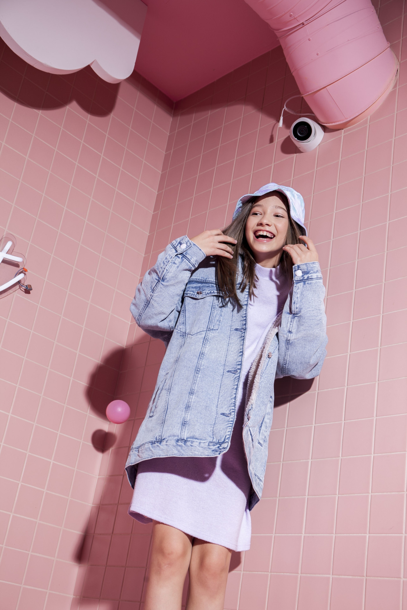 Niebieska jeansowa kurtka przejściowa z barankiem