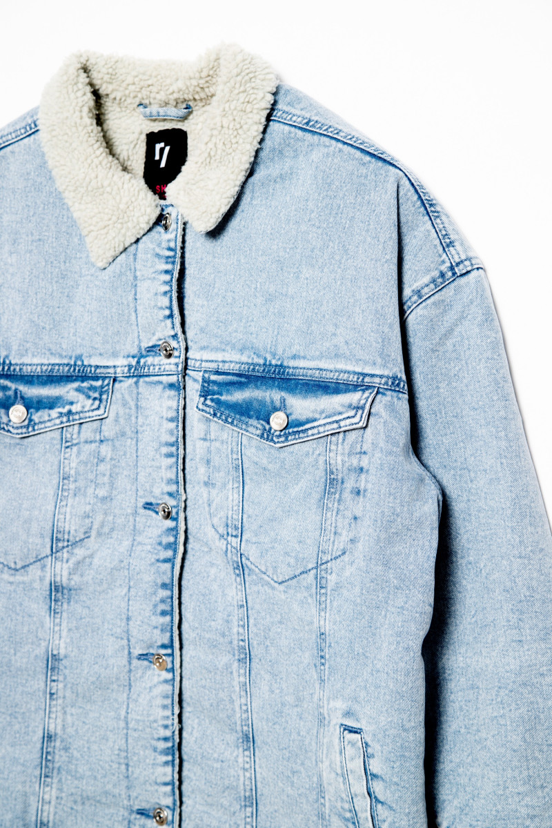 Niebieska jeansowa kurtka przejściowa z barankiem
