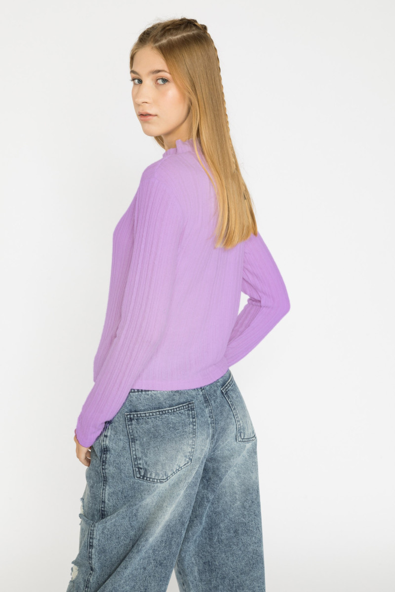 Lila sweter dla dziewczyny z długim rękawem i półgolfem