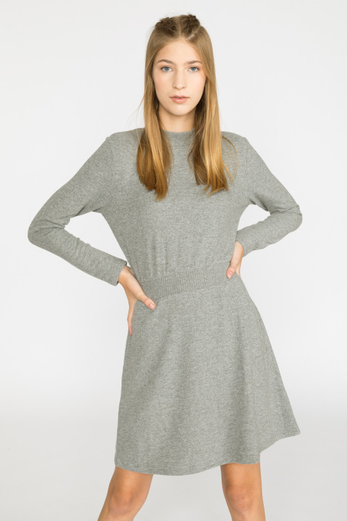 Szara sukienka dla dziewczyny z długim rękawem