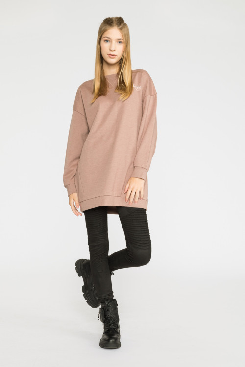 Czarne leginsy dla dziewczyny z przeszyciami na kolanach