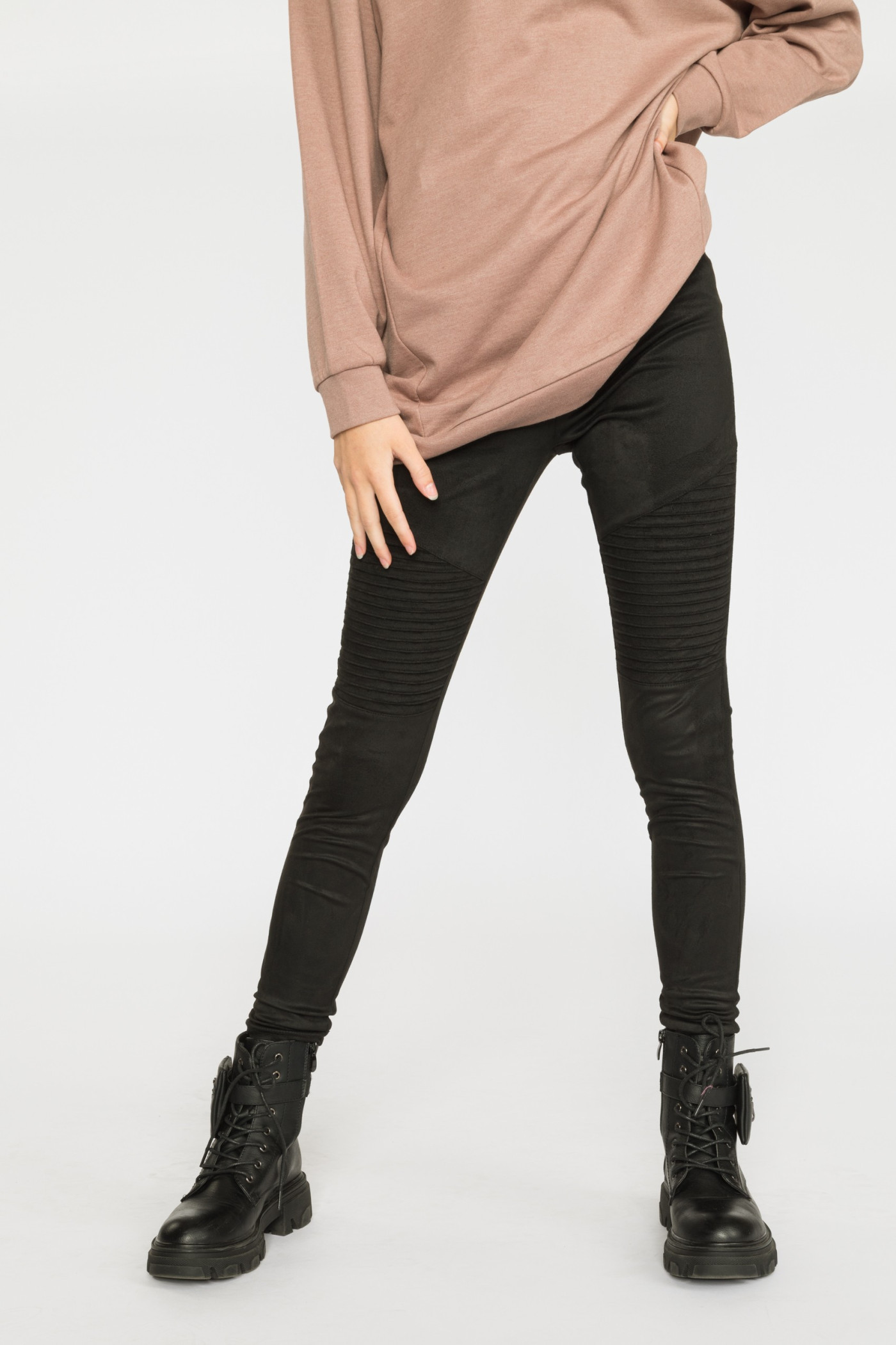 Czarne leginsy dla dziewczyny z przeszyciami na kolanach