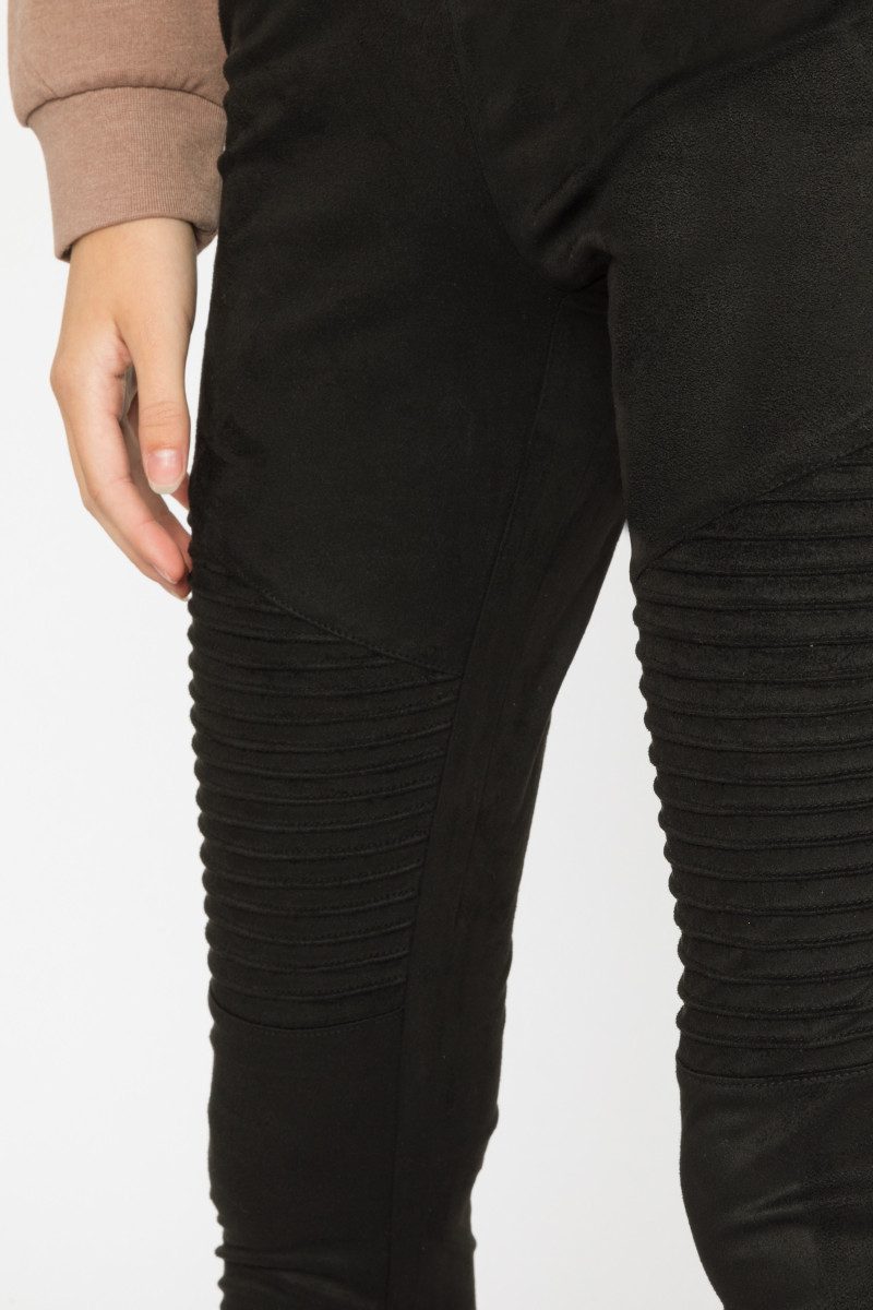 Czarne leginsy dla dziewczyny z przeszyciami na kolanach