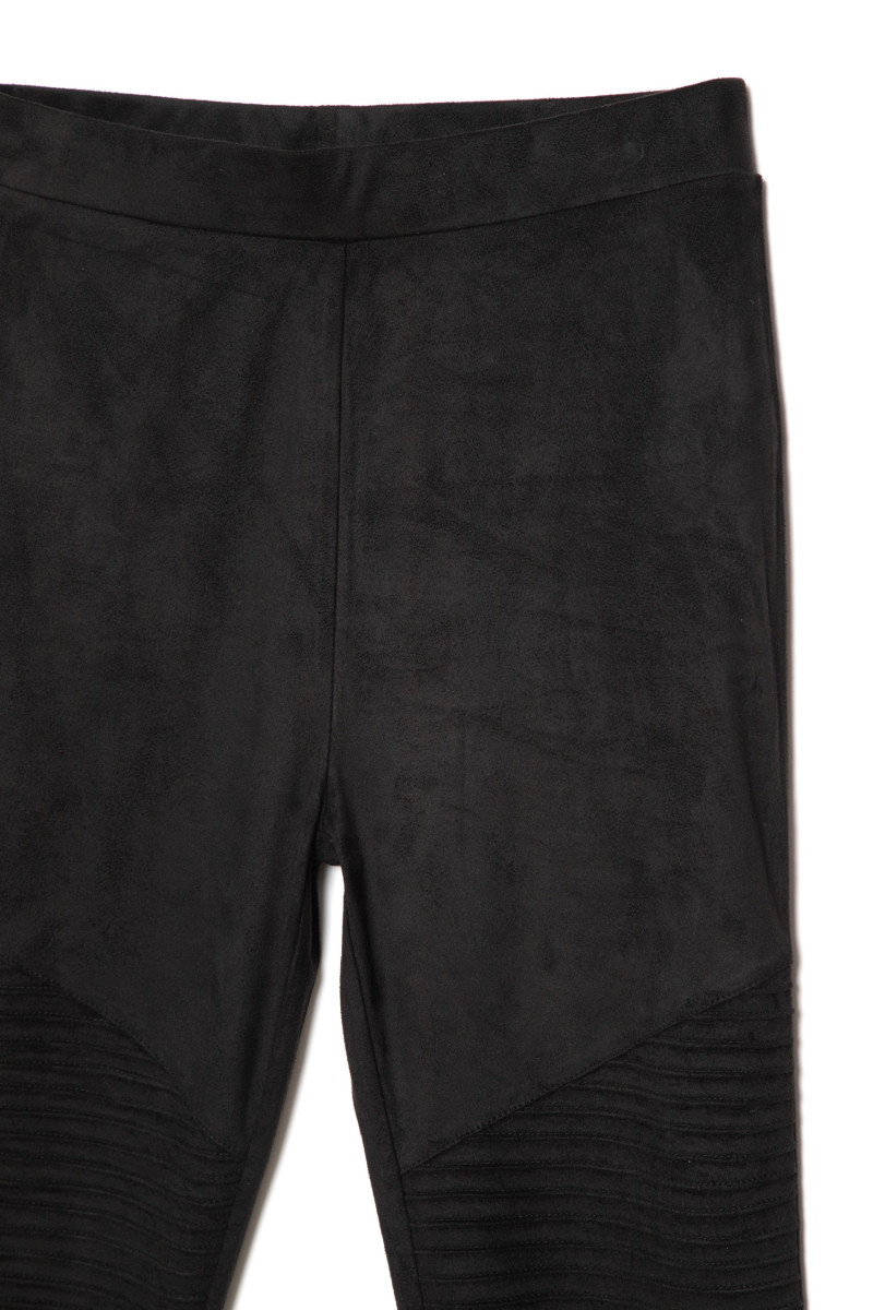 Czarne leginsy dla dziewczyny z przeszyciami na kolanach