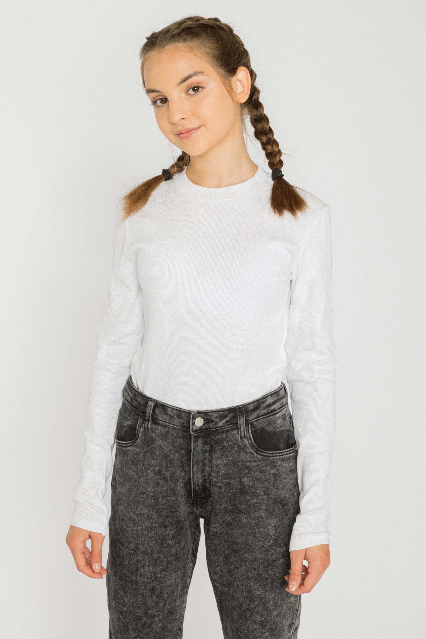 Biały t-shirt dla dziewczyny z prążkowanej dzianiny