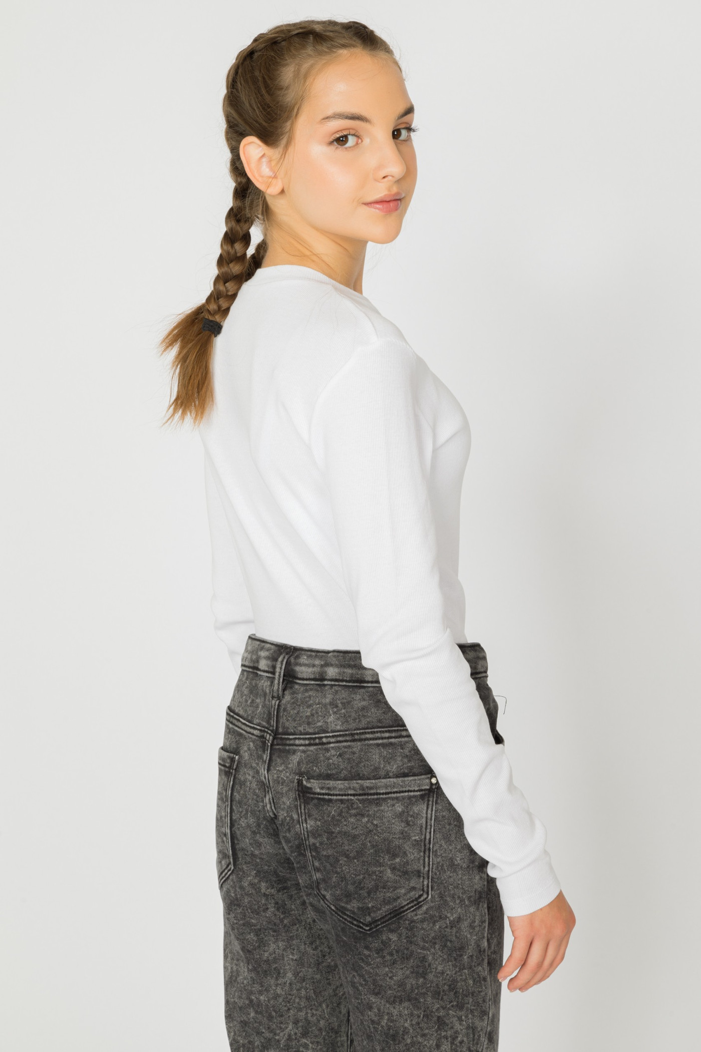 Biały t-shirt dla dziewczyny z prążkowanej dzianiny