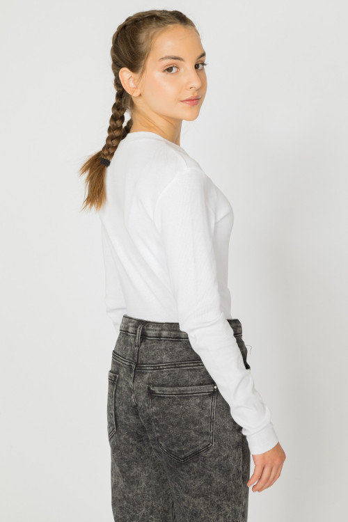 Biały t-shirt dla dziewczyny z prążkowanej dzianiny