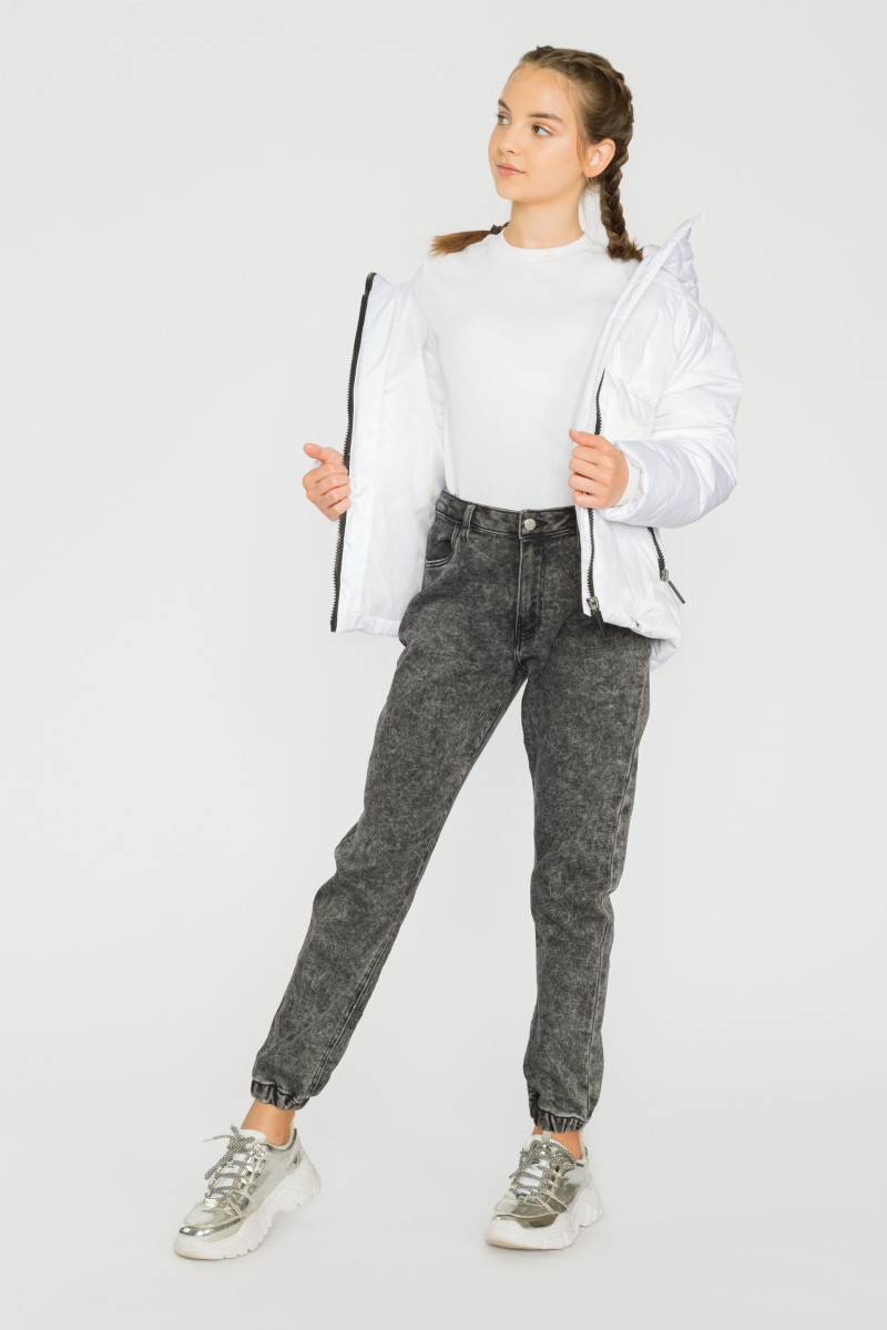 Biały t-shirt dla dziewczyny z prążkowanej dzianiny