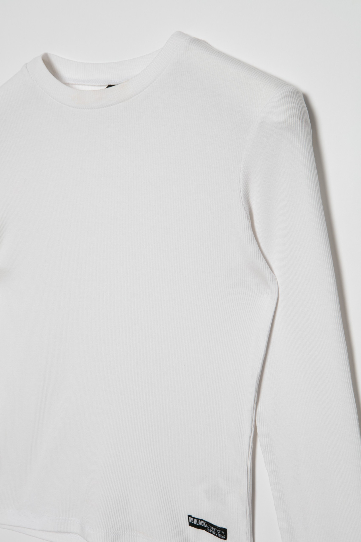 Biały t-shirt dla dziewczyny z prążkowanej dzianiny