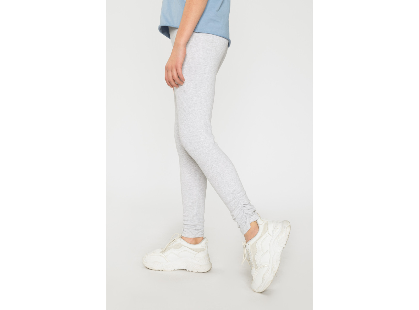 Szare legginsy z marszczeniami u dołu nogawek