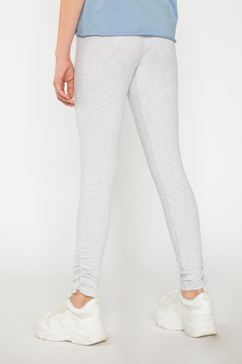 Szare legginsy z marszczeniami u dołu nogawek