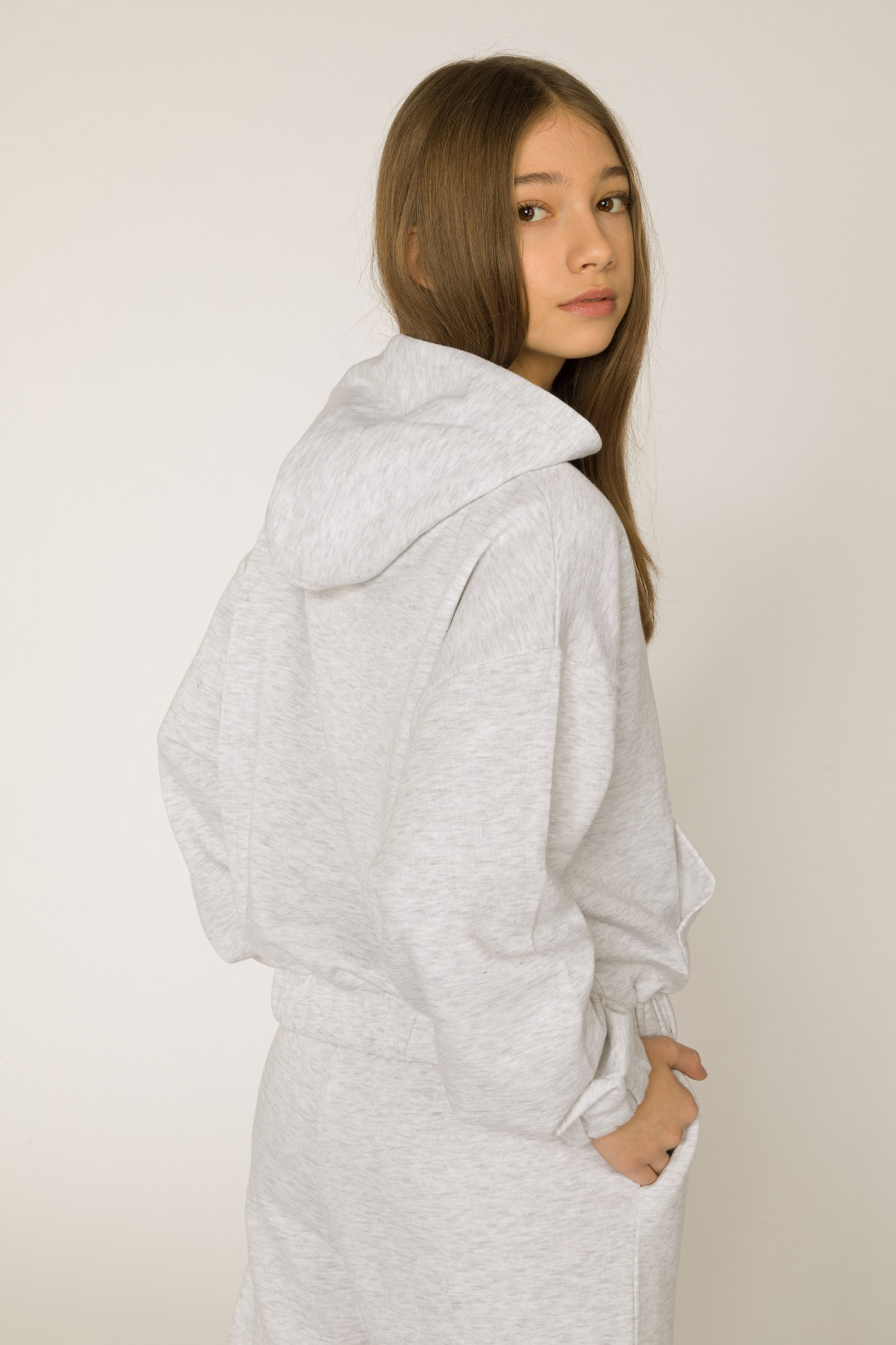 Szara bluza z kapturem dla dziewczyny